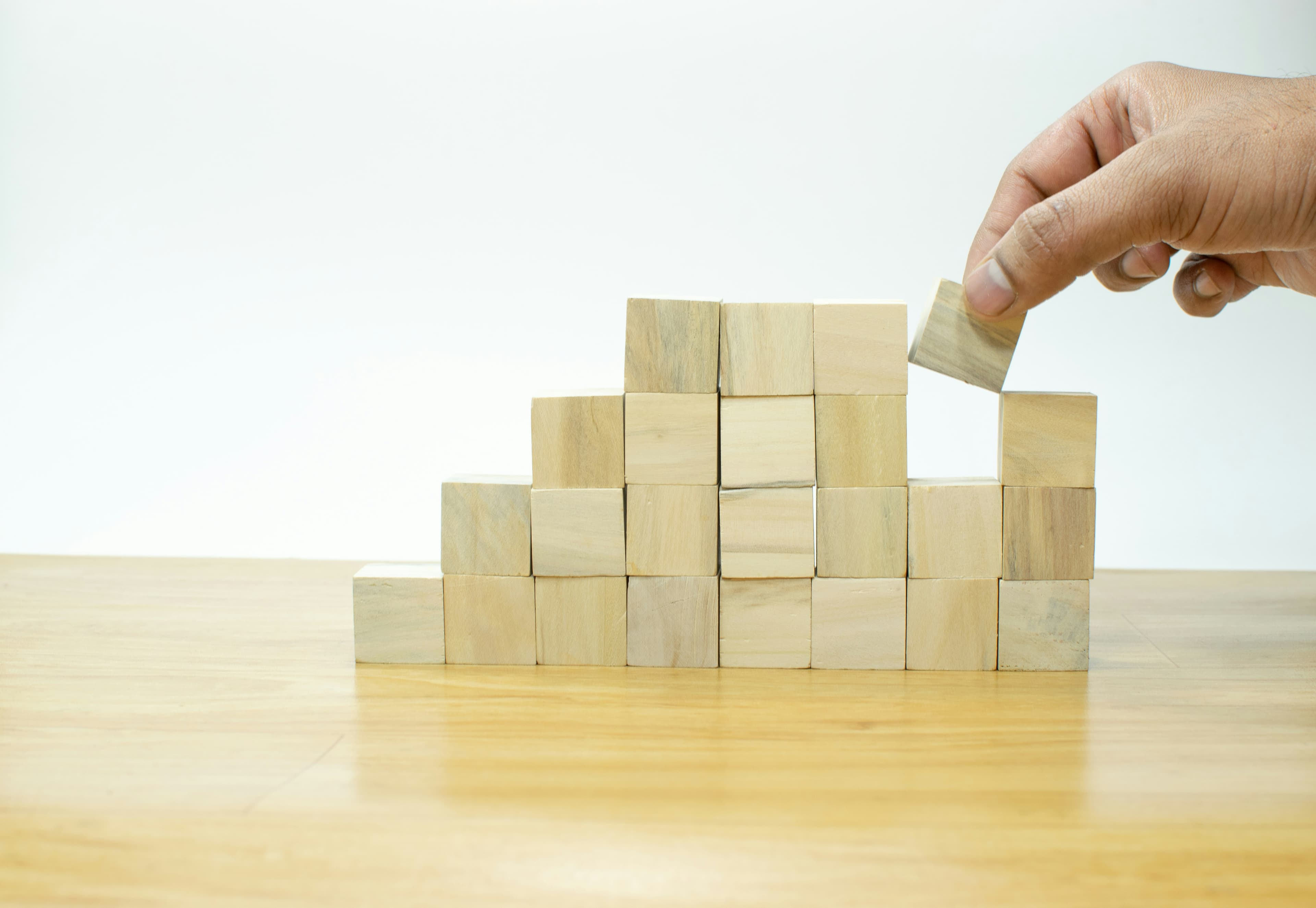 積み上げられた木のブロックの階段